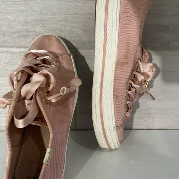 Ok these keds are beautiful I bought them with a few little stains. - Picture 2 of 3